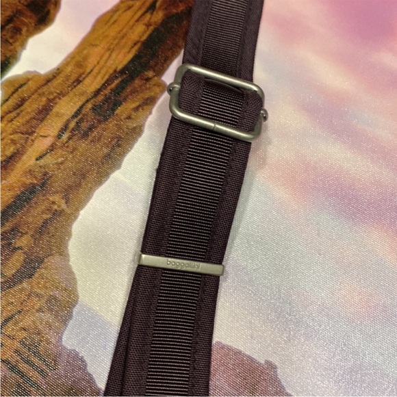 Baggallini Cross Over Crossbody Anti-theft Bag - Picture 10 of 11